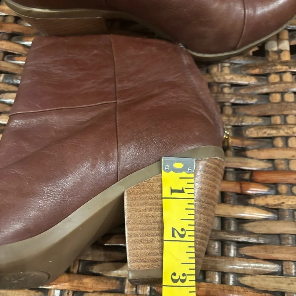 Bandolino Cap Toe Ankle Genuine Leather booties in size 8. Great condition